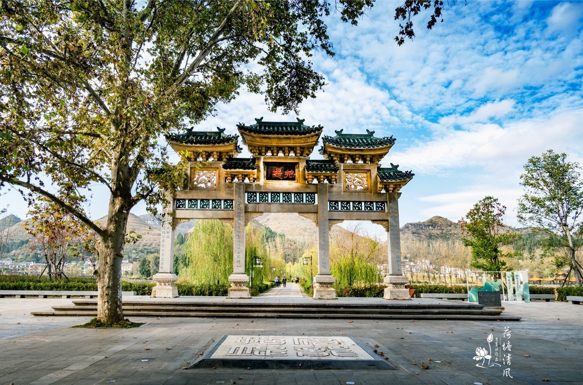 加油之城，美美安龙。初冬的的半水湖，11日下午，沿湖边走了一圈。