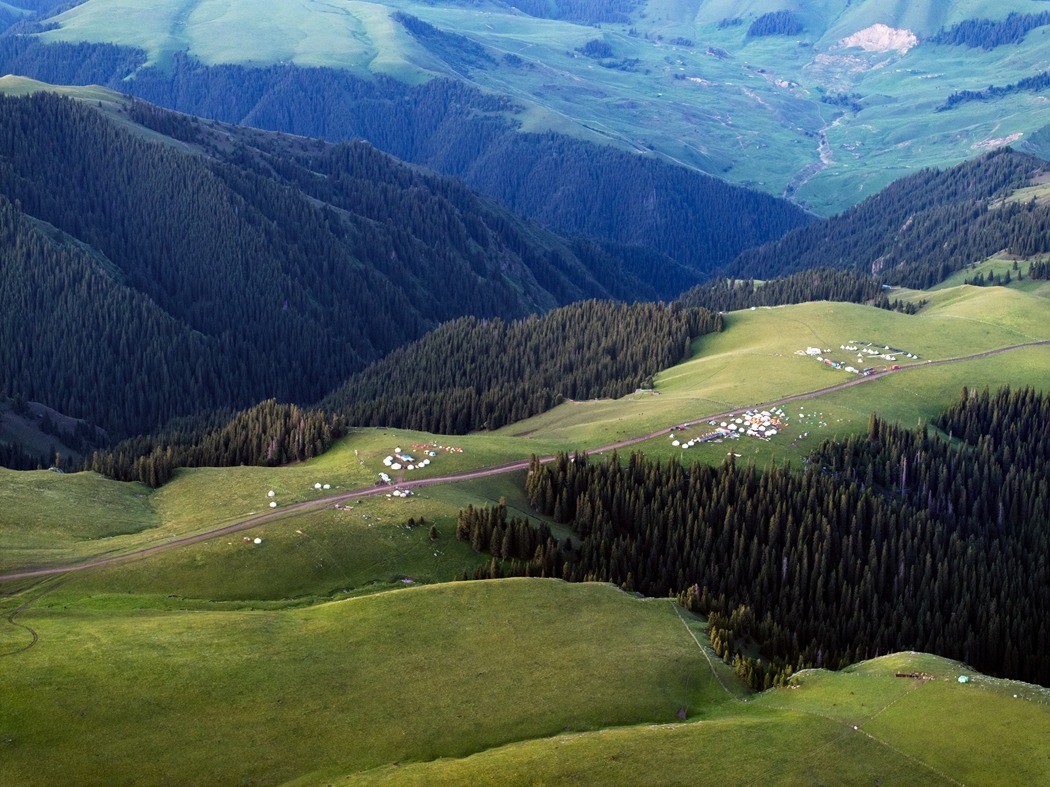 哈萨克的绿毯天边、