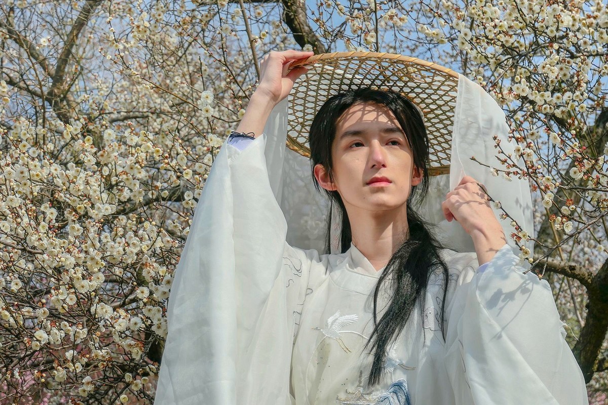 梅花树下拍友人