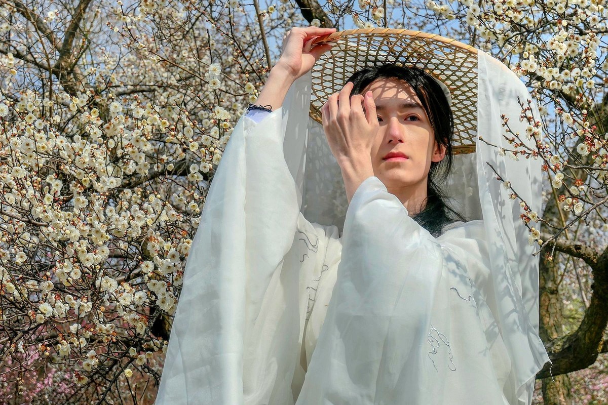 梅花树下拍友人