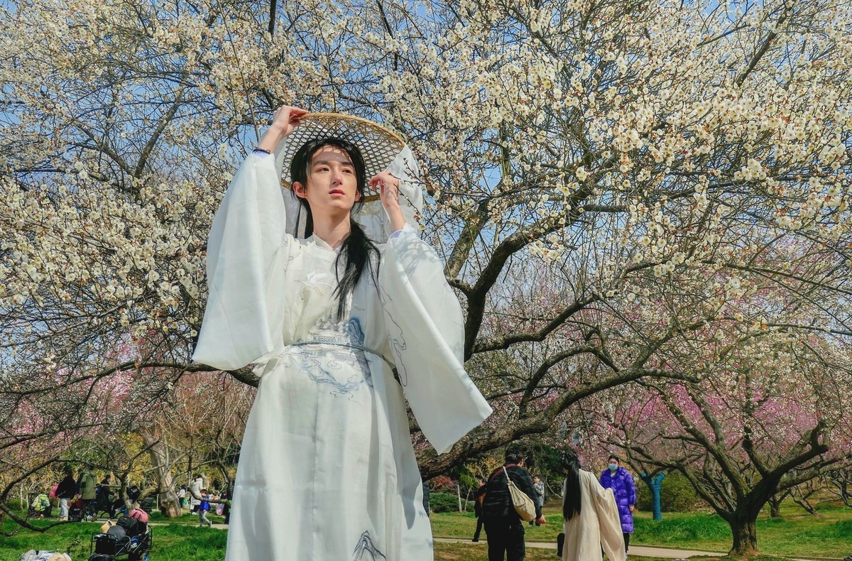 梅花树下拍友人