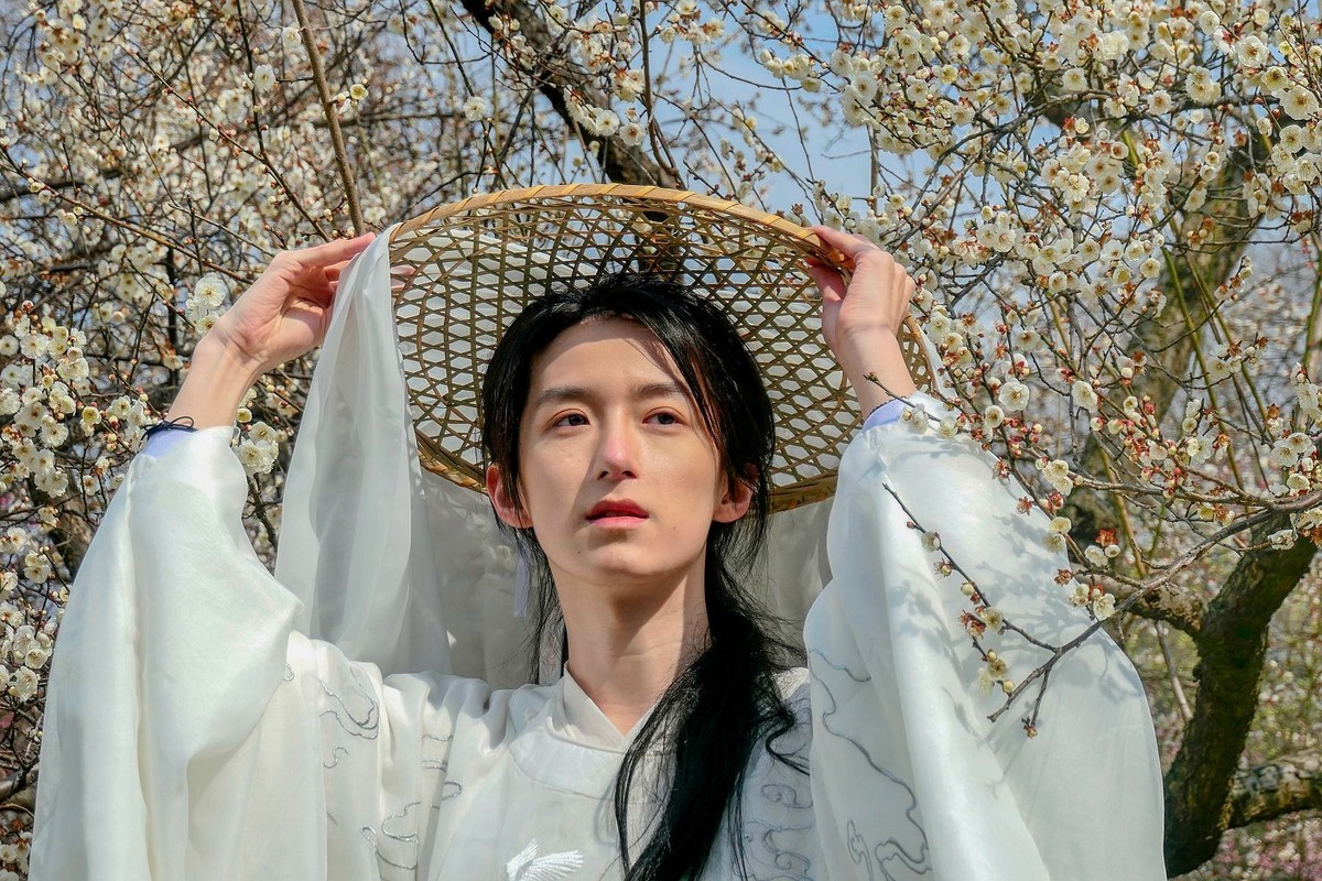 梅花树下拍友人