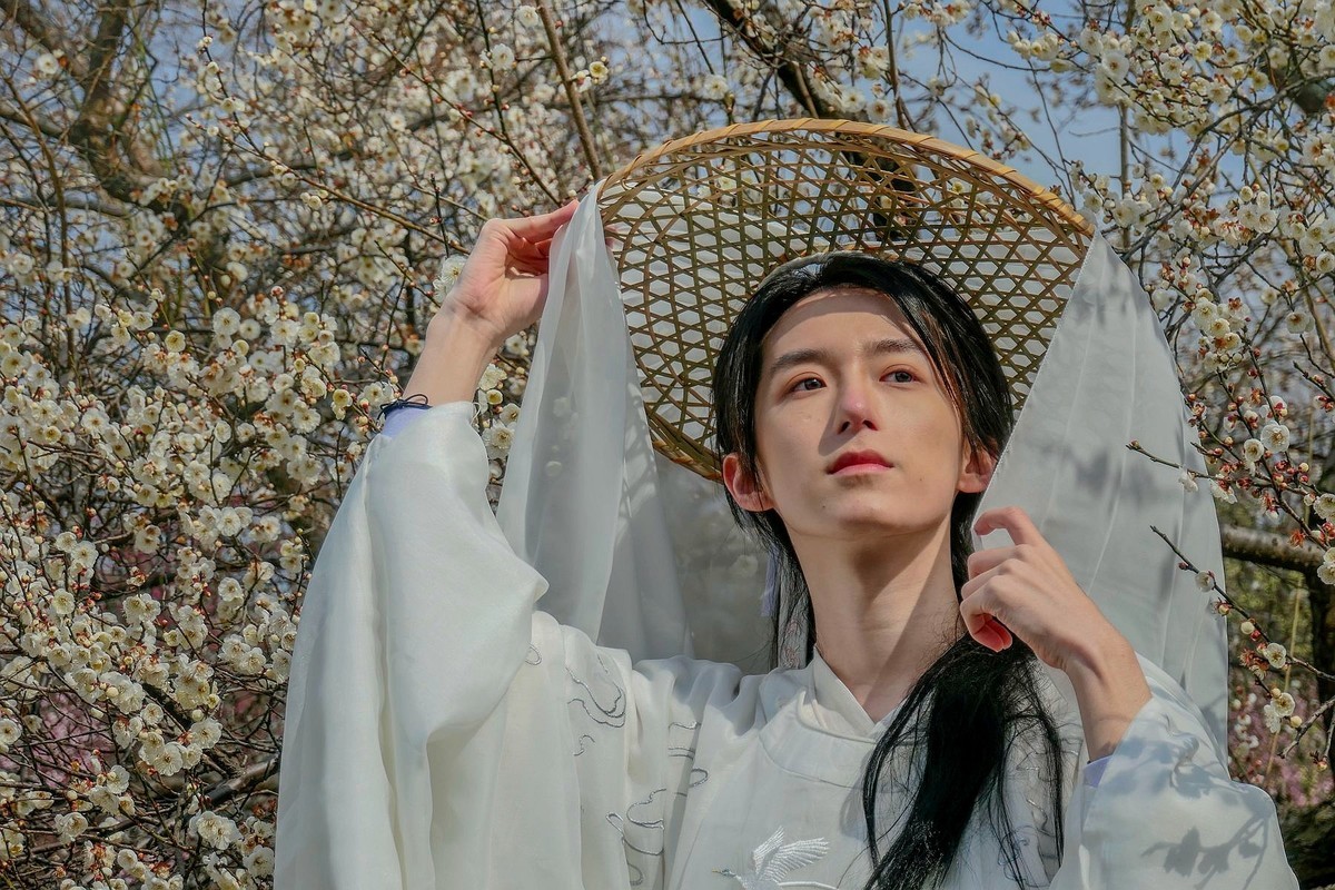 梅花树下拍友人