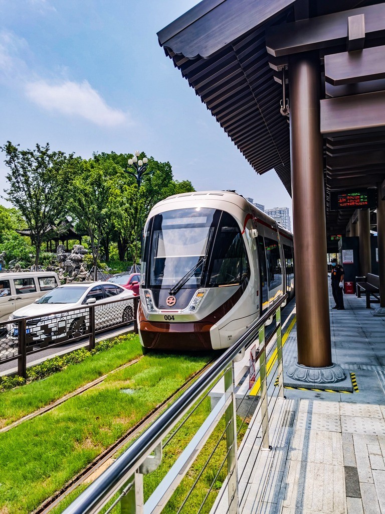 看看嘉兴市内的地面轨道一号线————高铁站与火车站之间的连接线
