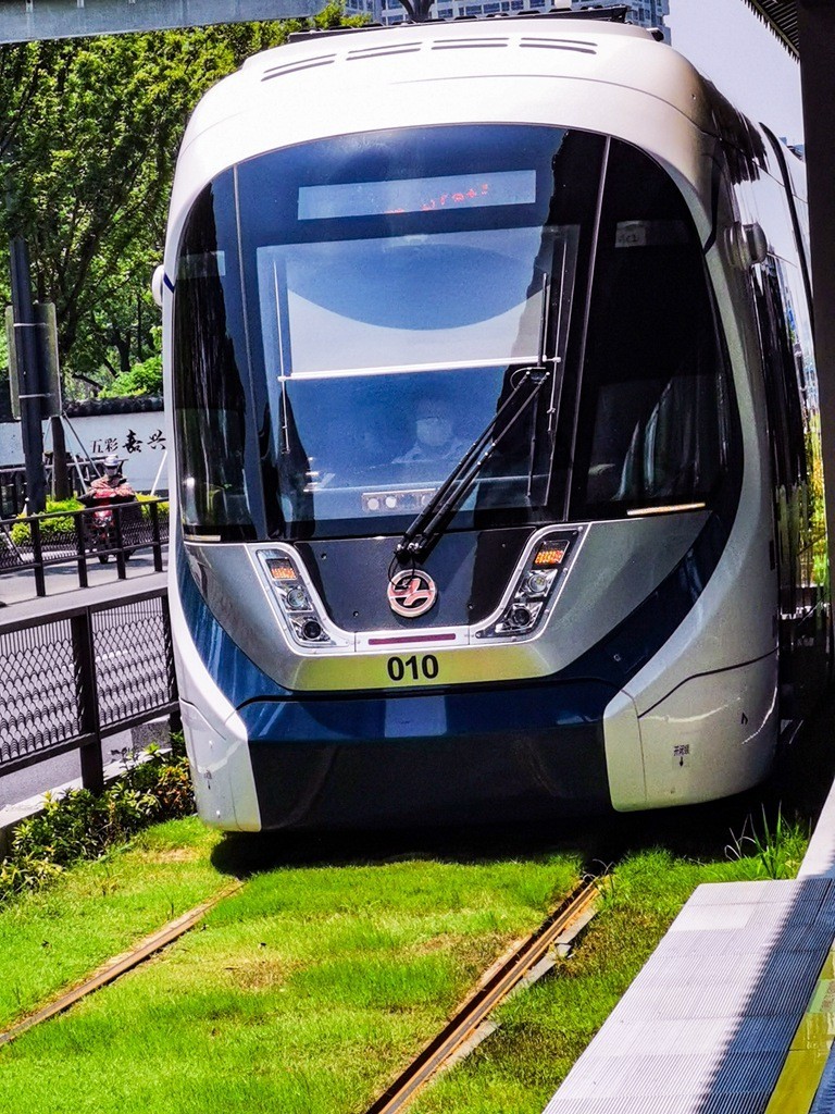 看看嘉兴市内的地面轨道一号线————高铁站与火车站之间的连接线