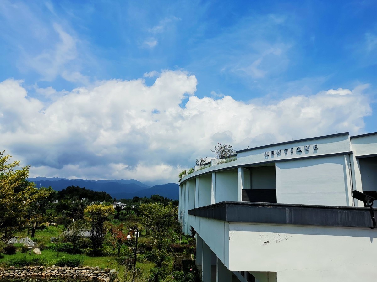 徽州宏村欢迎您：“遥遥领先”宏村手机随拍（就在塔川附近）