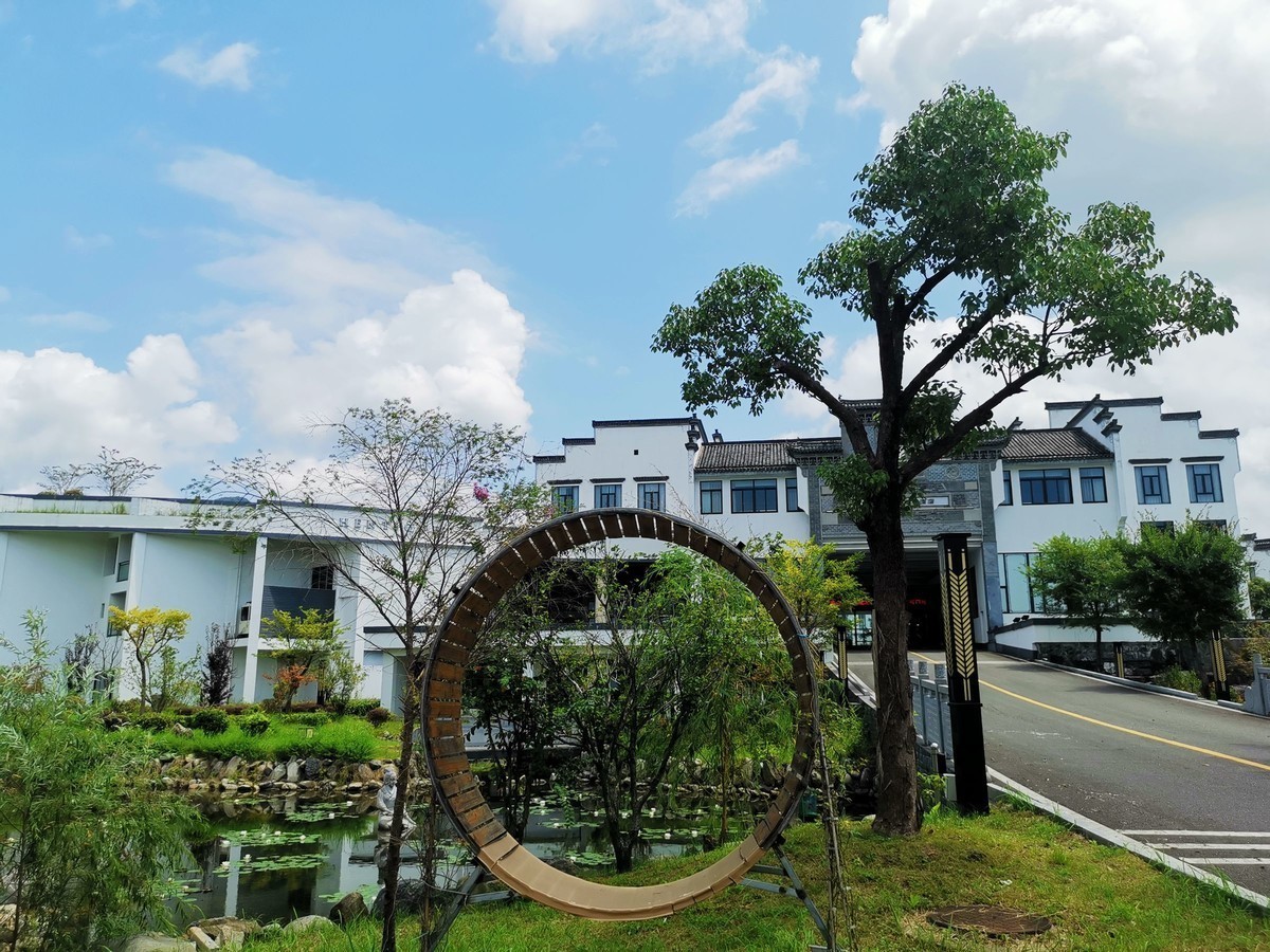 徽州宏村欢迎您：“遥遥领先”宏村手机随拍（就在塔川附近）