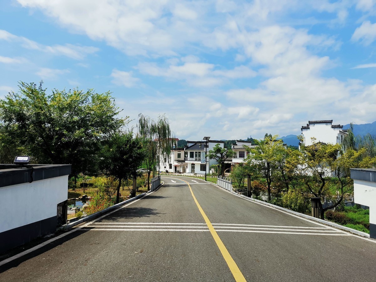 徽州宏村欢迎您：“遥遥领先”宏村手机随拍（就在塔川附近）