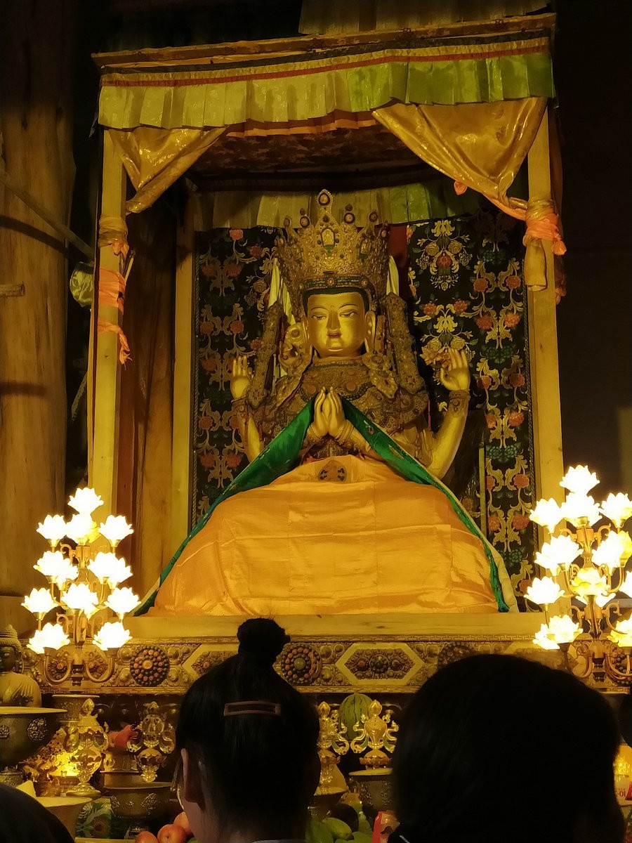 2023夏 黔赣鄂渝川（145）正殿朝拜观音菩萨