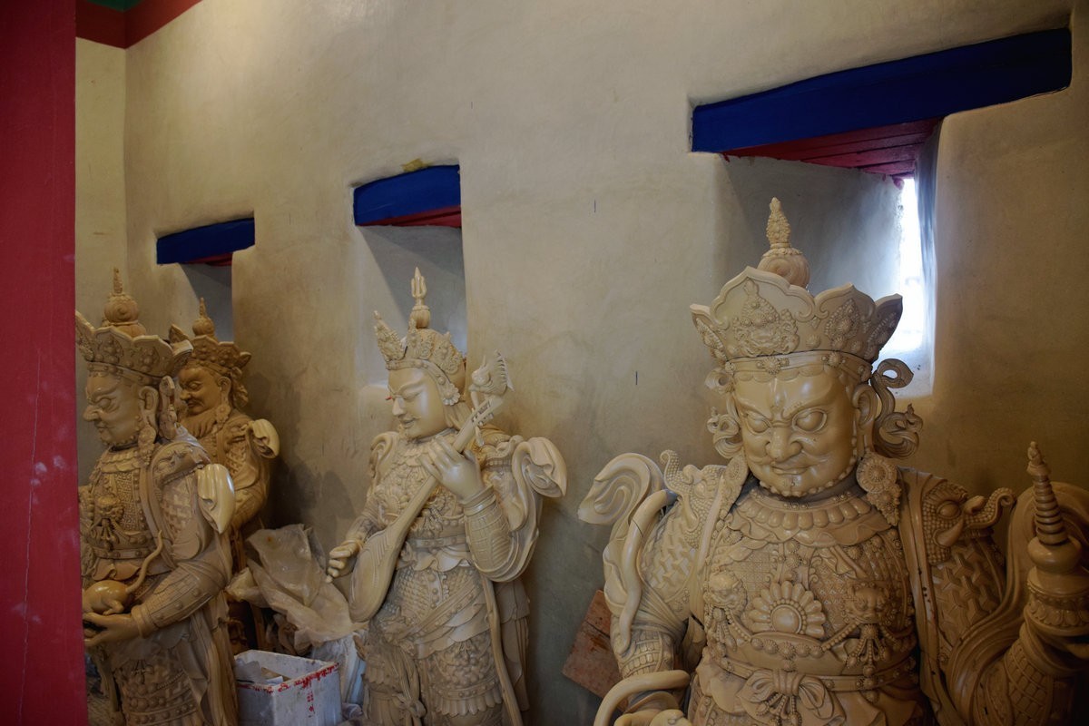 2023夏 黔赣鄂渝川（145）正殿朝拜观音菩萨