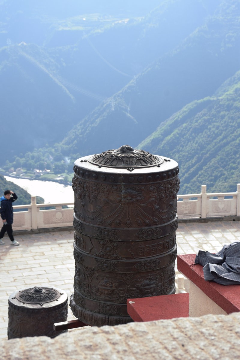 2023夏 黔赣鄂渝川（145）正殿朝拜观音菩萨