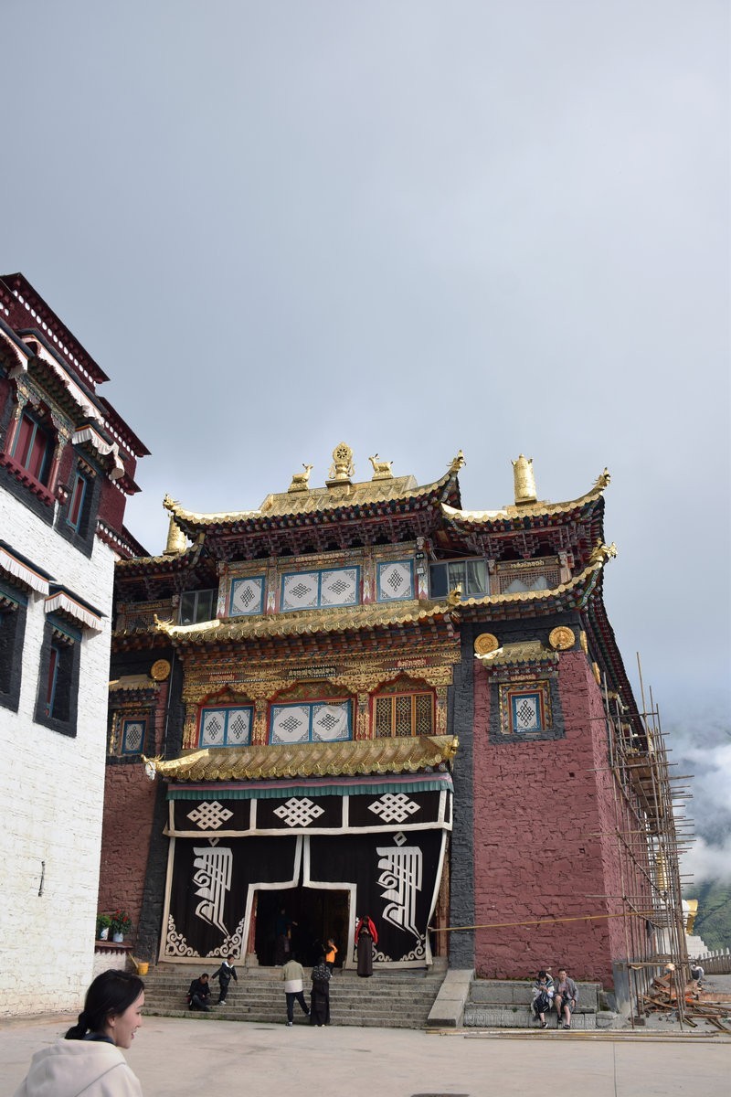 2023夏 黔赣鄂渝川（145）正殿朝拜观音菩萨