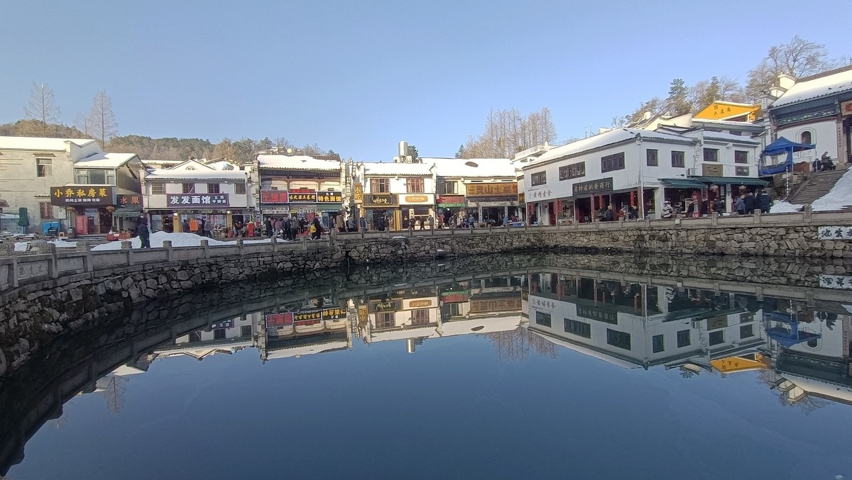 傍晚夕照的九华化成寺偃月湖广场