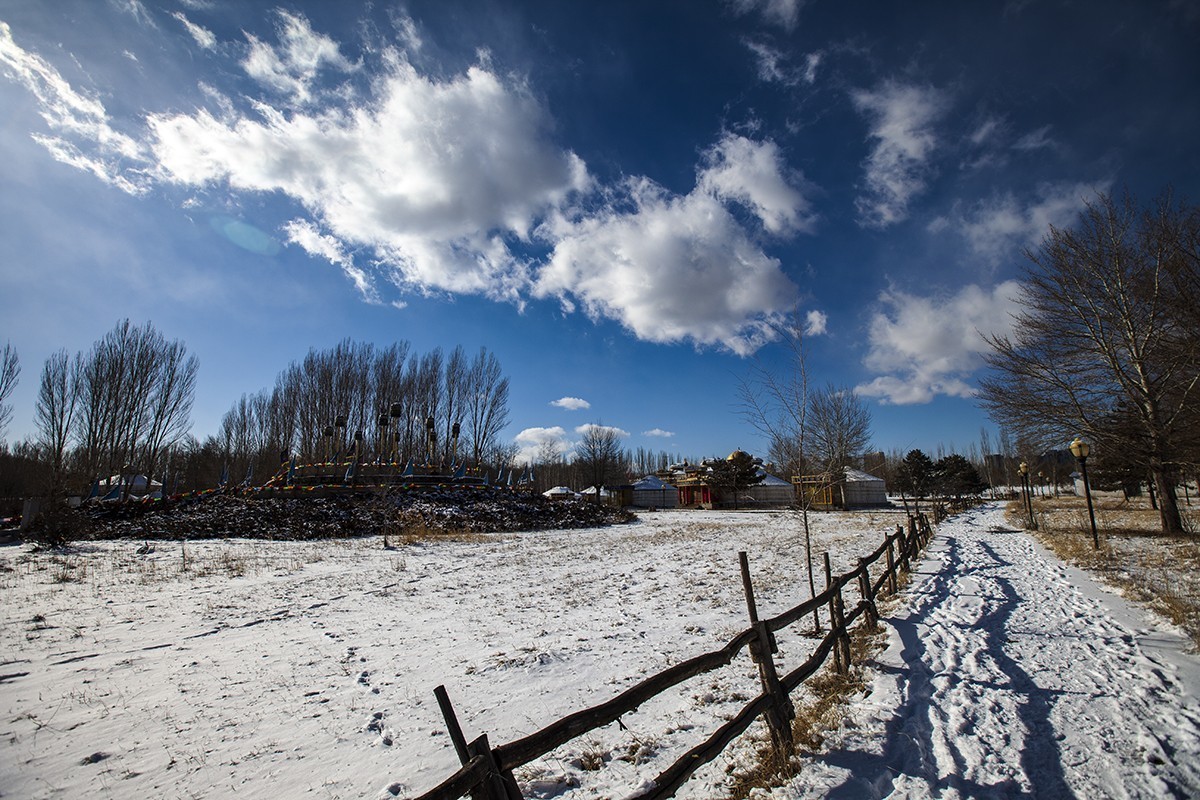 白云舒卷映蓝天, 银装素裹景随仙。