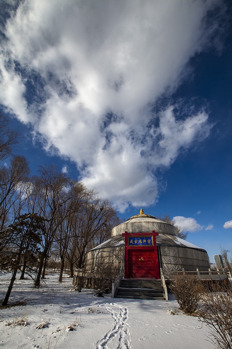 白云舒卷映蓝天, 银装素裹景随仙。