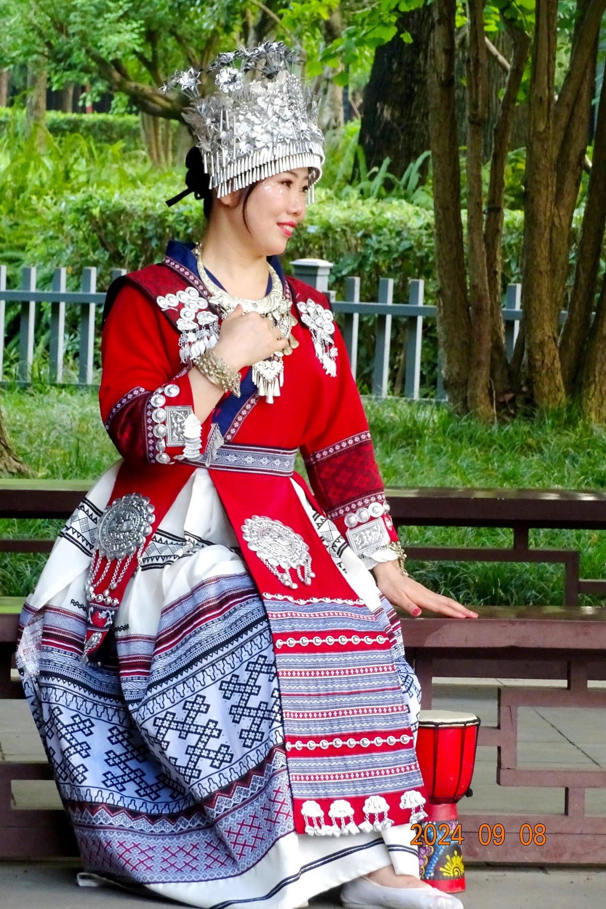 武侯祠来了苗家女