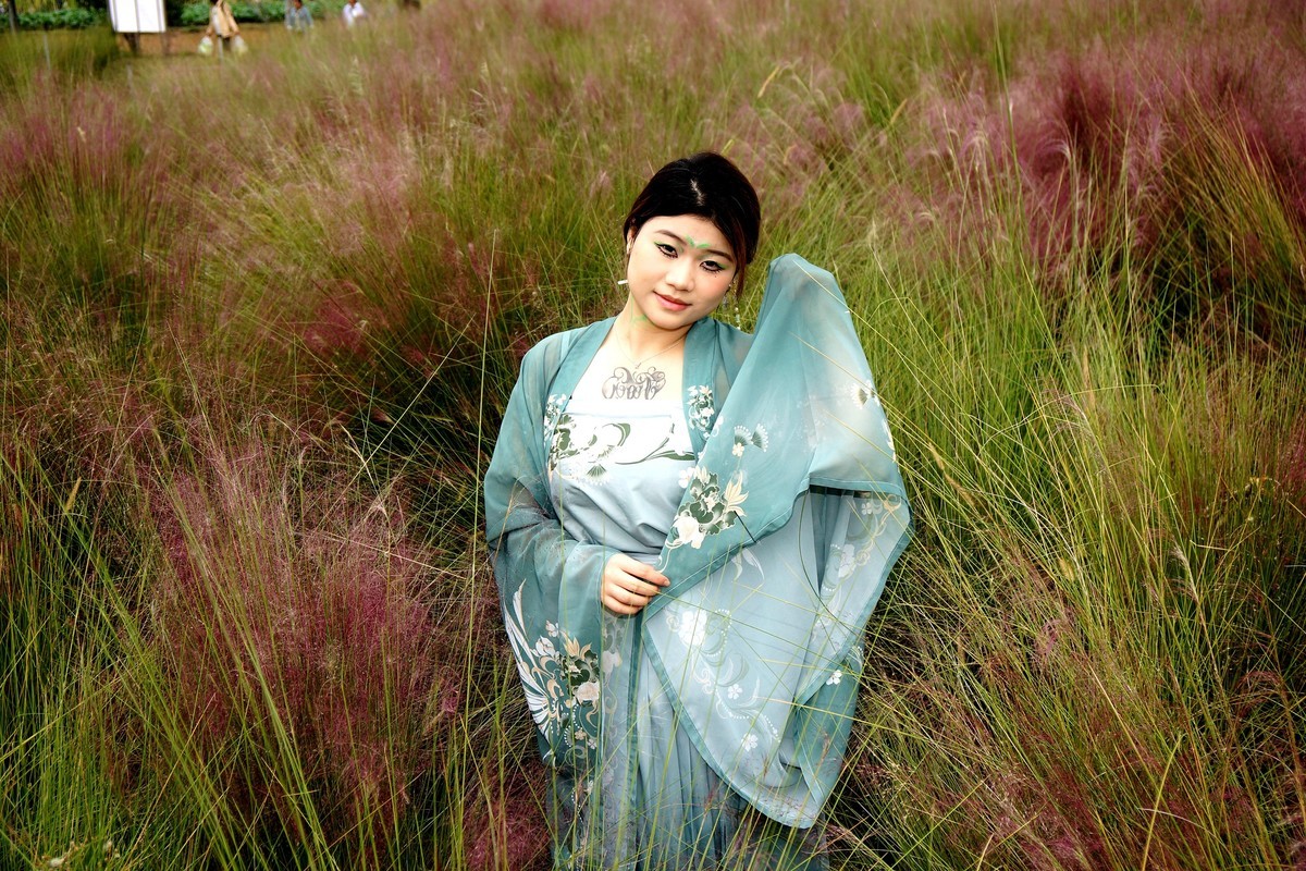 池塘边的汉服美女！