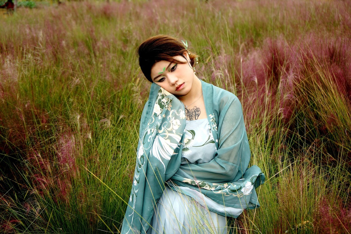 池塘边的汉服美女！