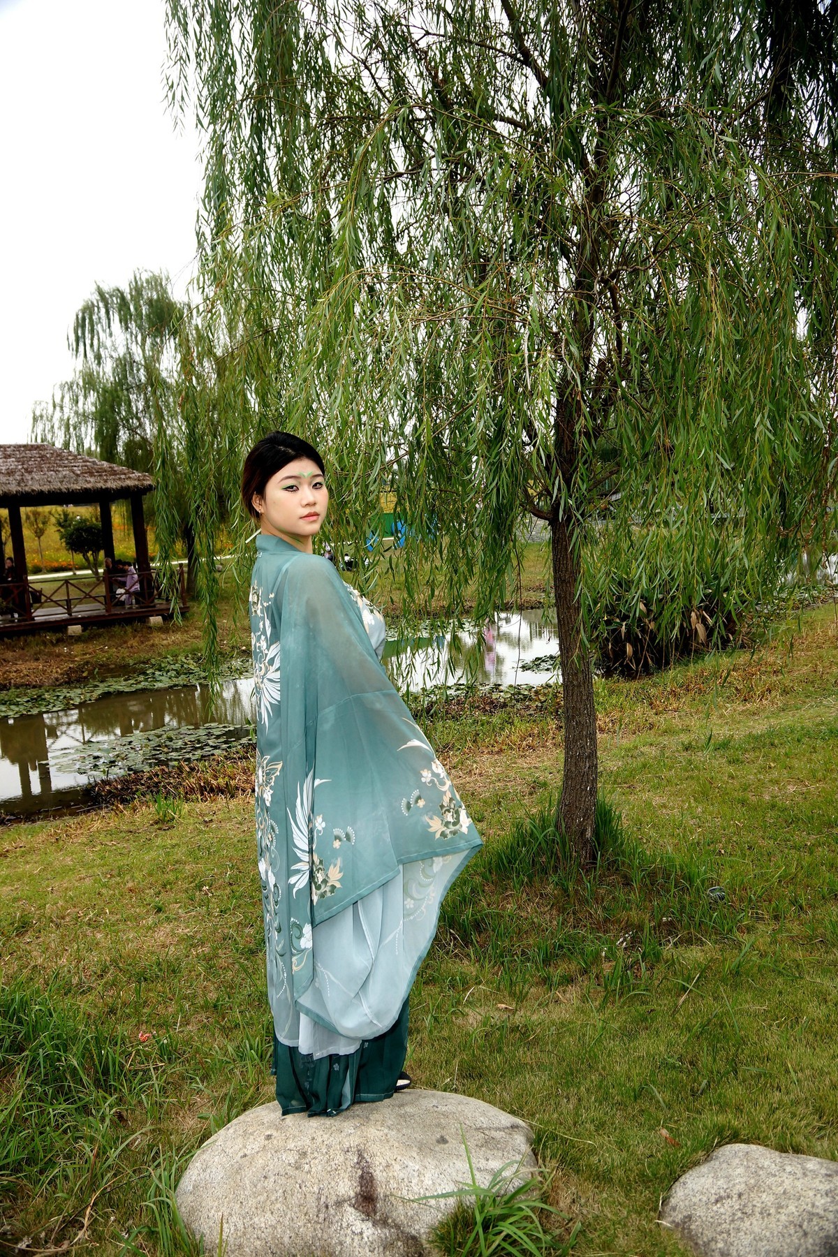 池塘边的汉服美女！