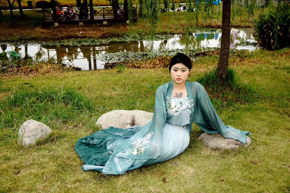 池塘边的汉服美女！