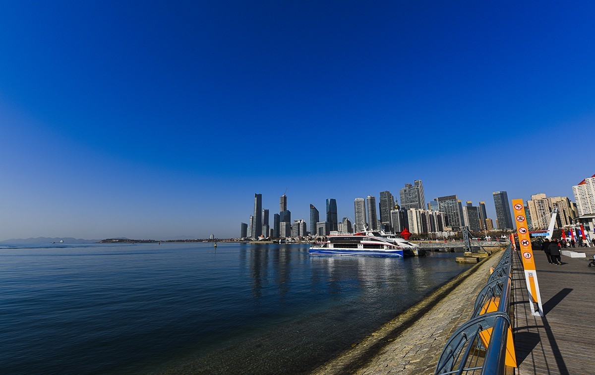 山东行  青岛   五四广场 上