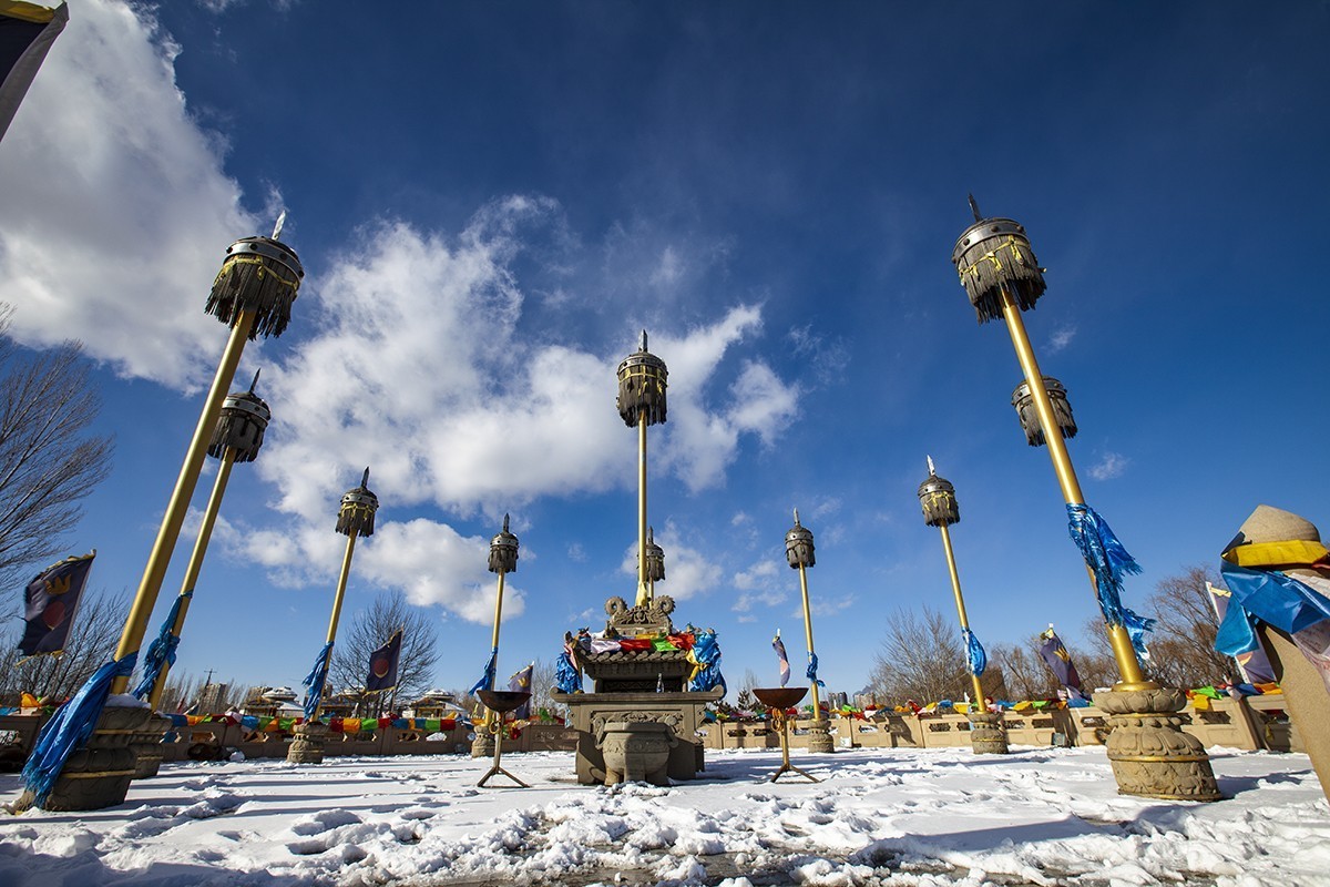 白云舒卷映蓝天, 银装素裹景随仙。