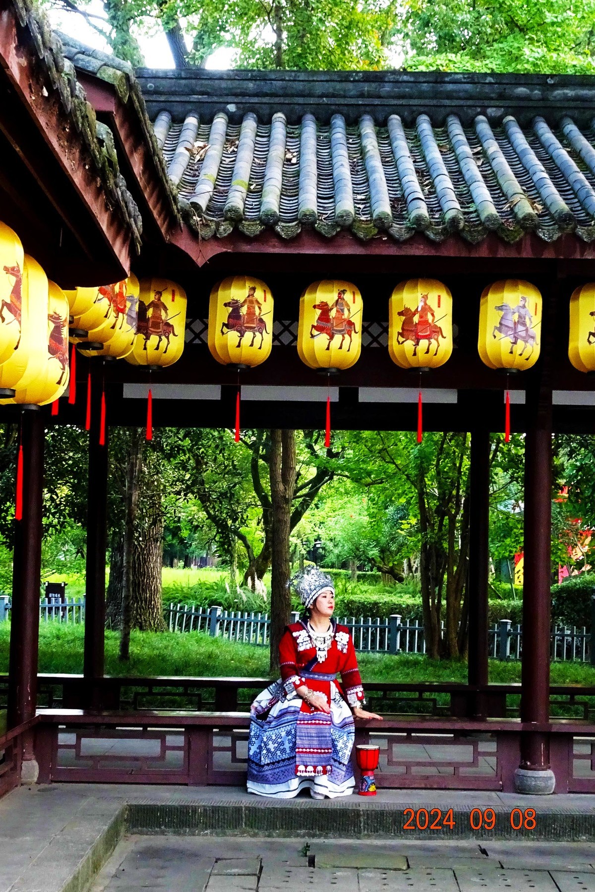 武侯祠来了苗家女