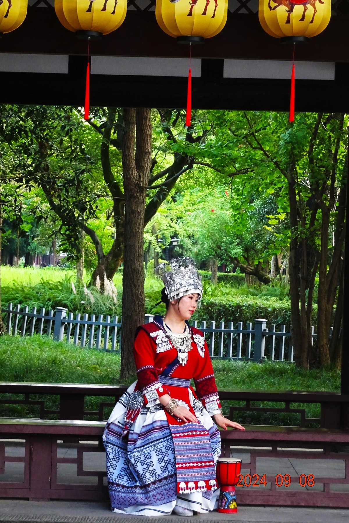 武侯祠来了苗家女