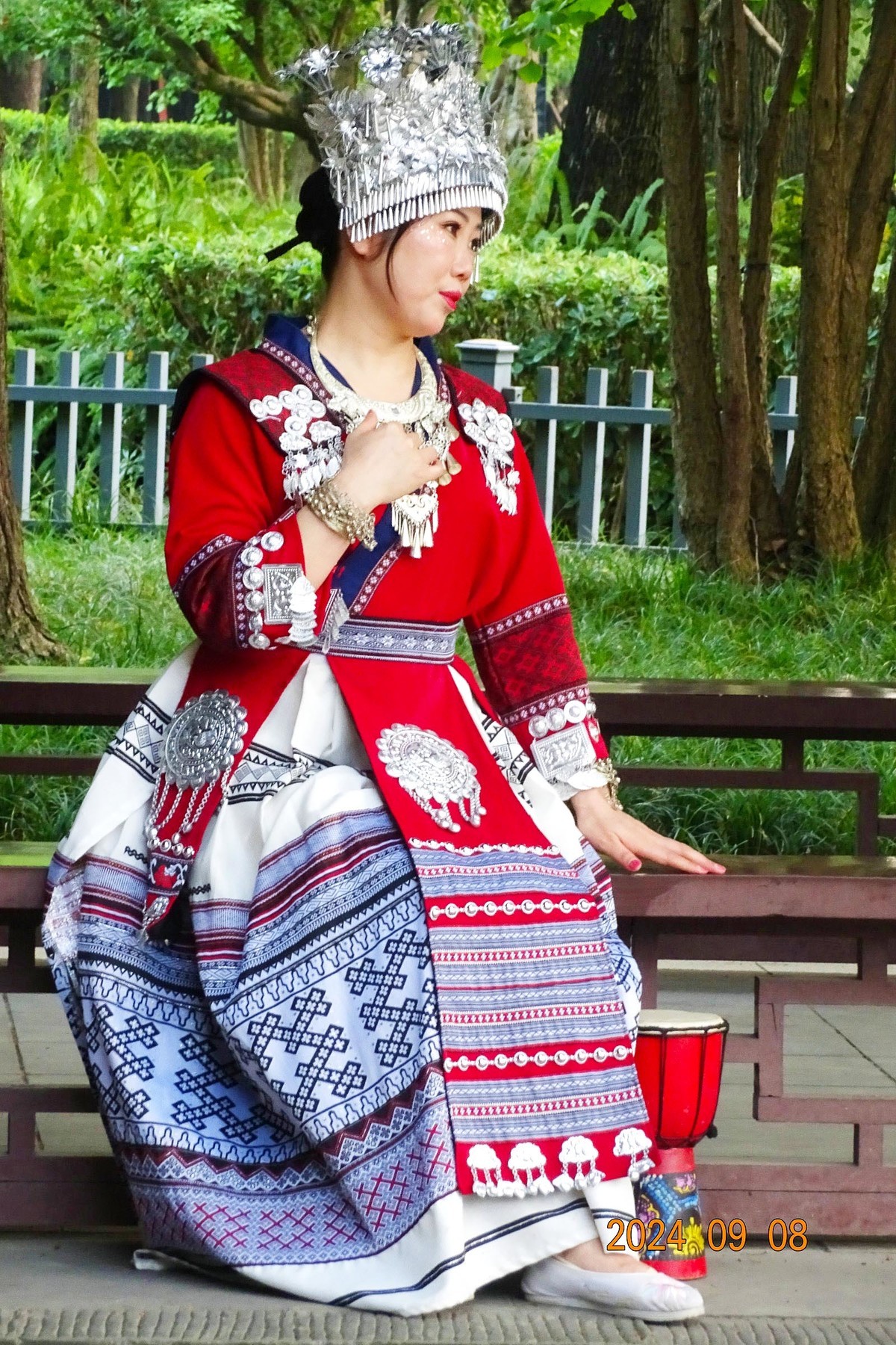 武侯祠来了苗家女