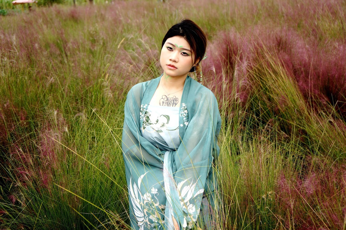 池塘边的汉服美女！