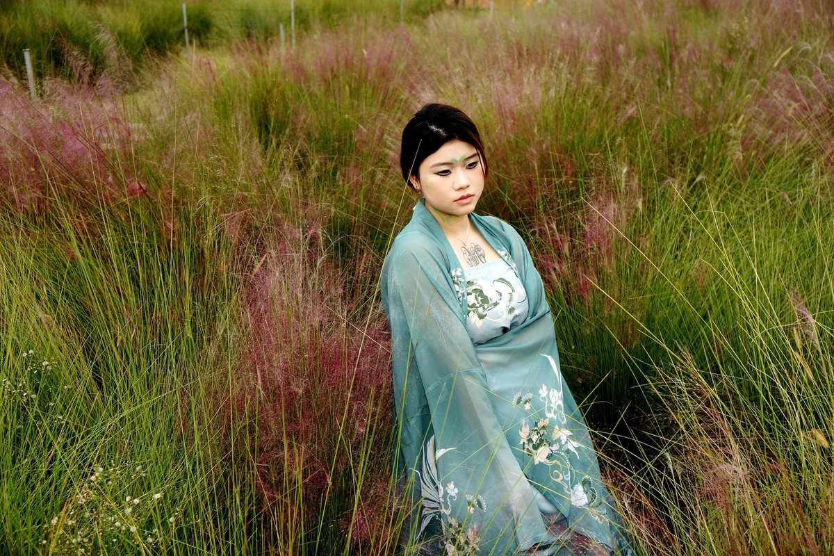 池塘边的汉服美女！