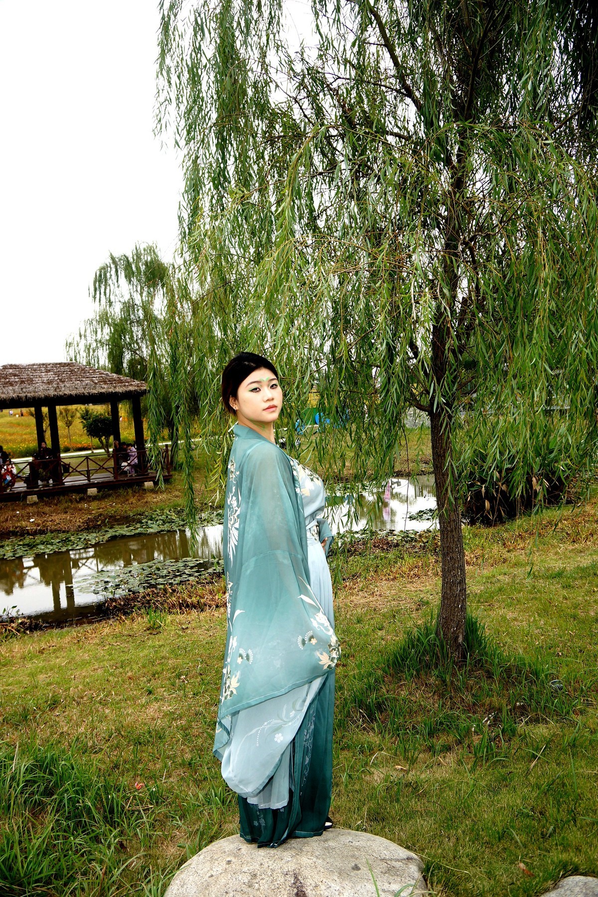 池塘边的汉服美女！