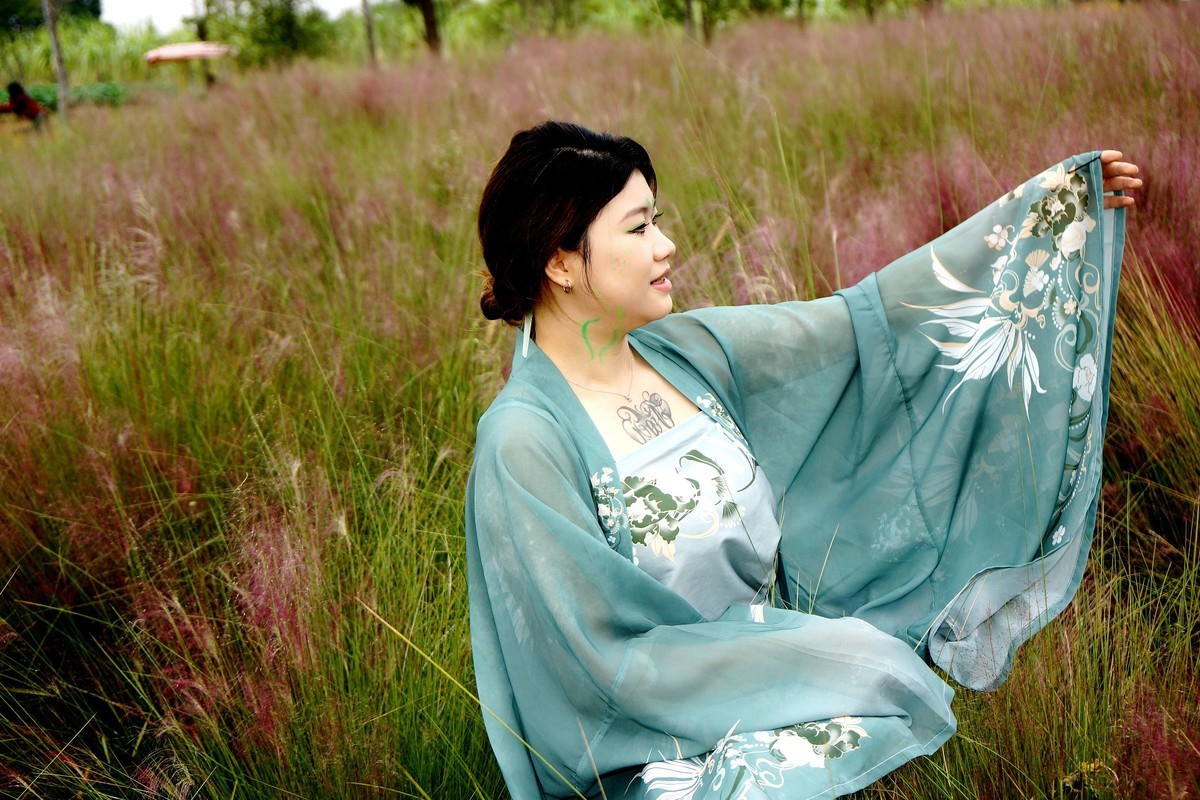 池塘边的汉服美女！