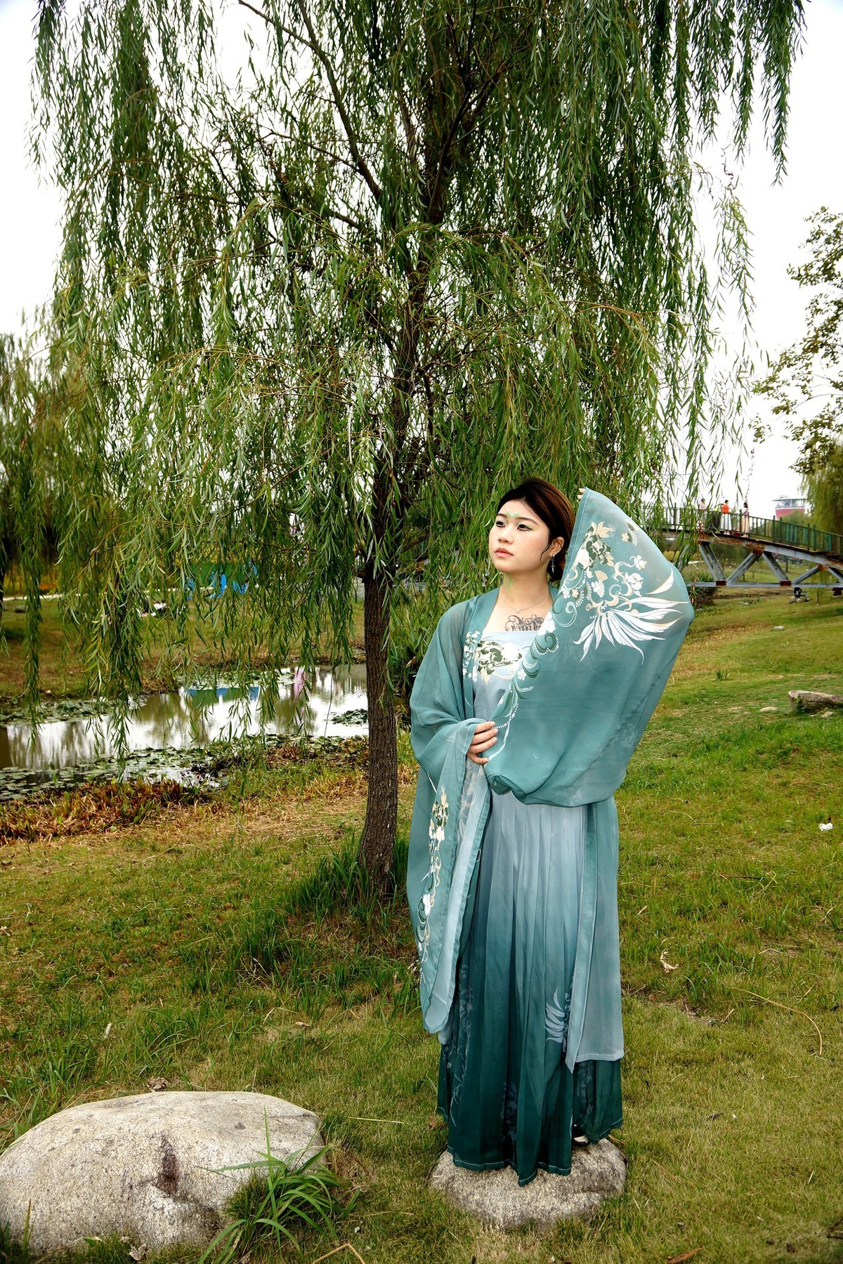 池塘边的汉服美女！