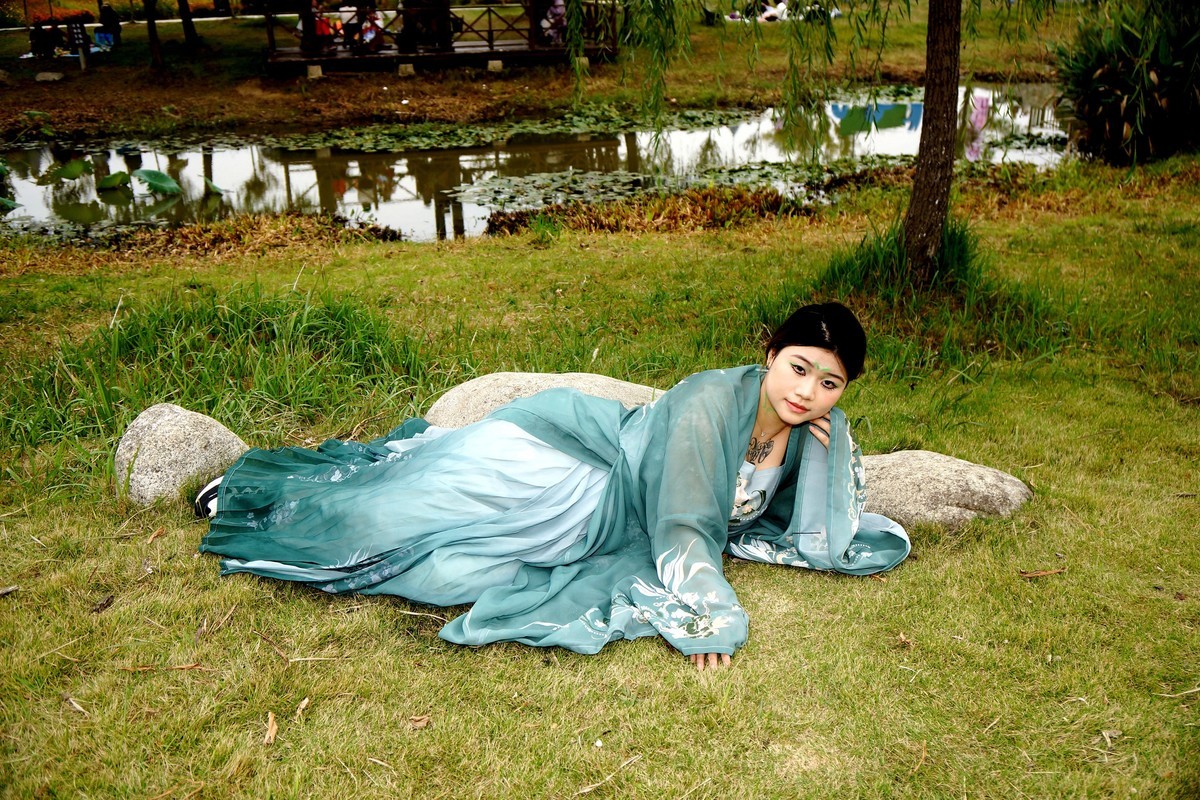 池塘边的汉服美女！