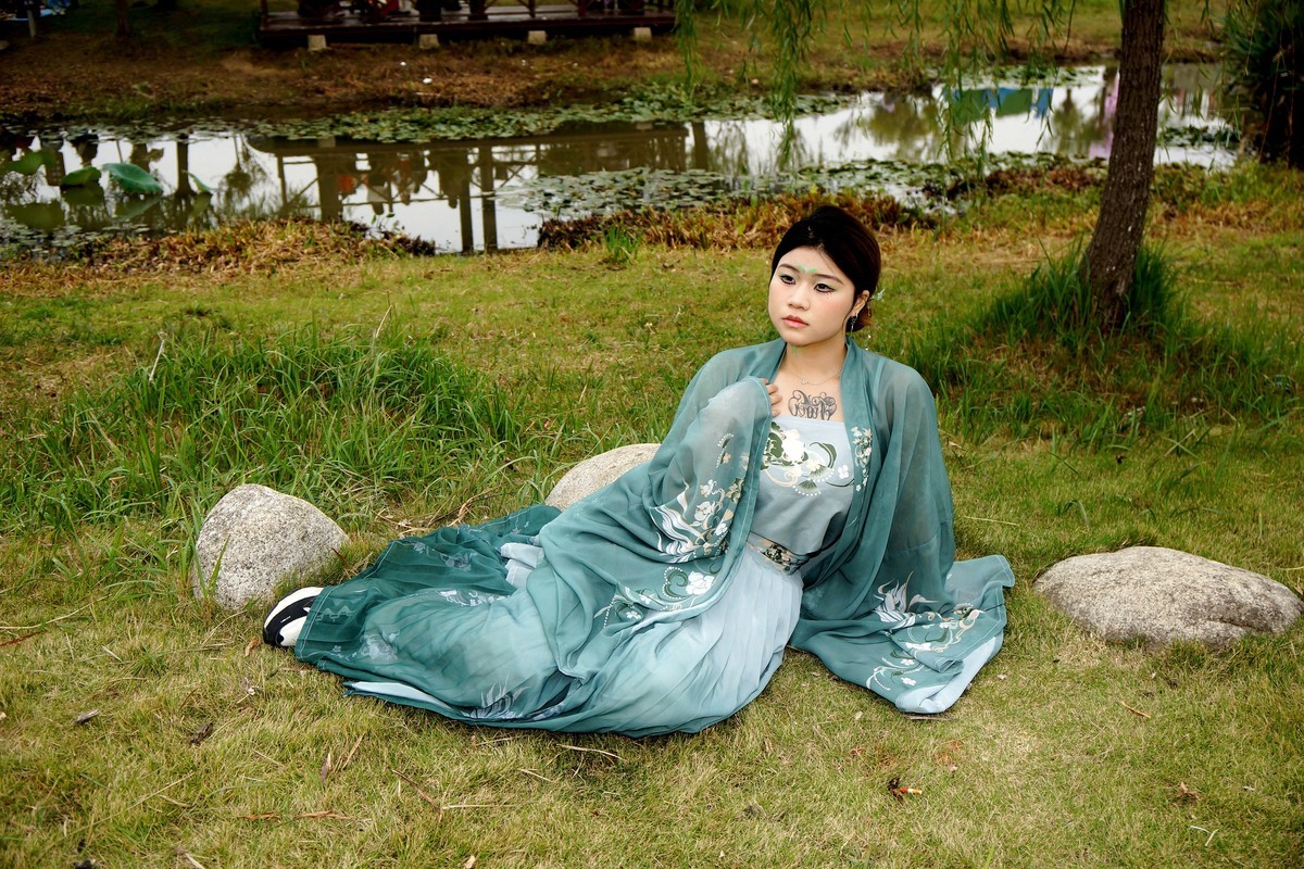 池塘边的汉服美女！