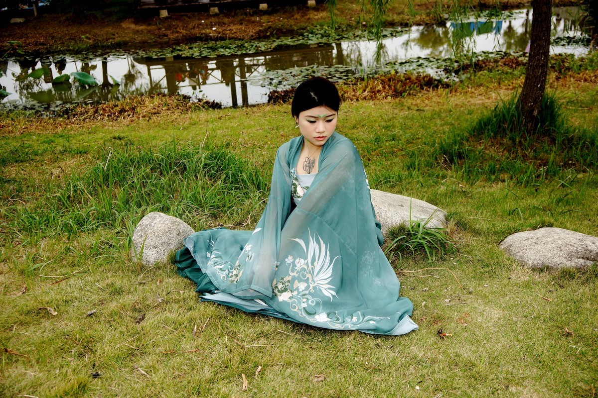 池塘边的汉服美女！