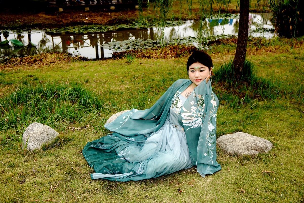 池塘边的汉服美女！