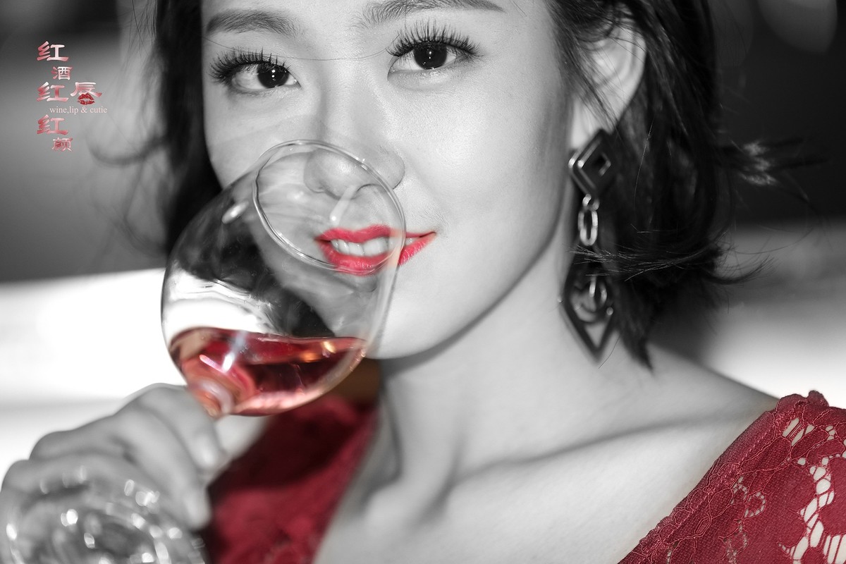 红酒红唇红颜