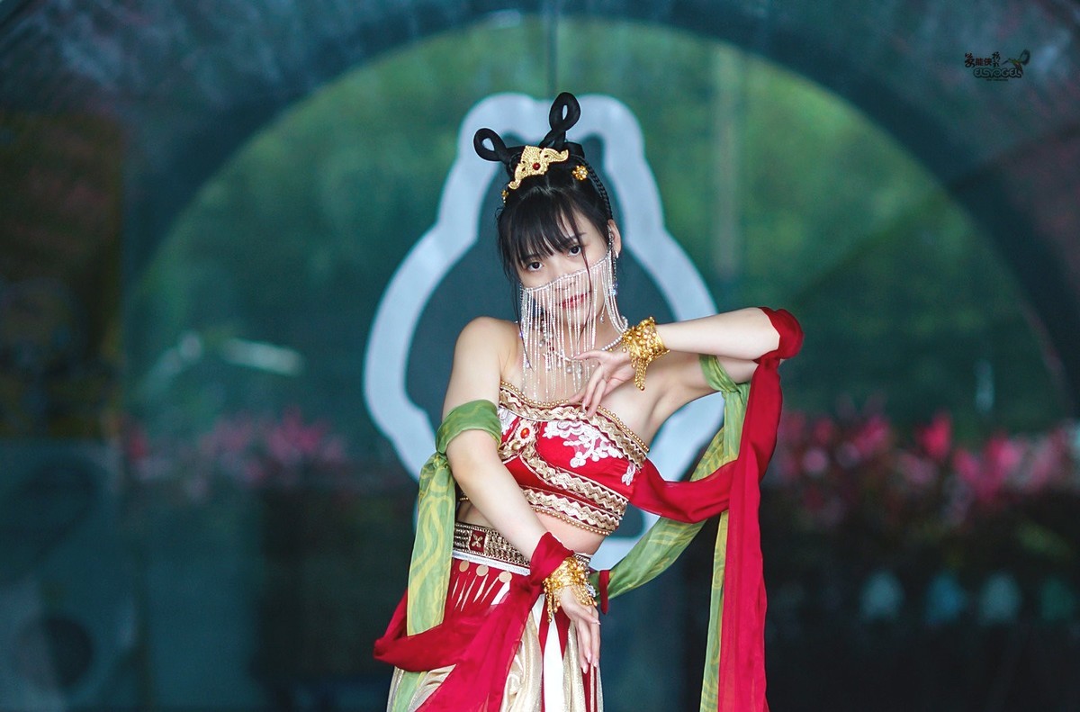 【落花入盏】---佳佳