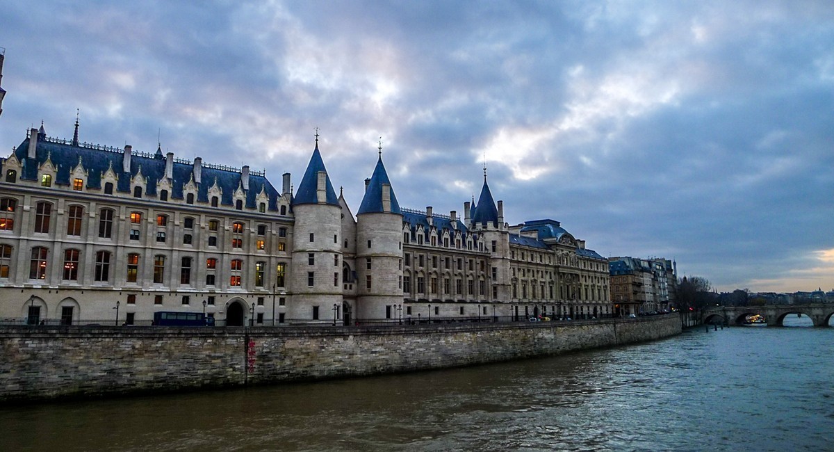 携“塞纳（灰）河”拜望红河师友，祝春日安好！！！