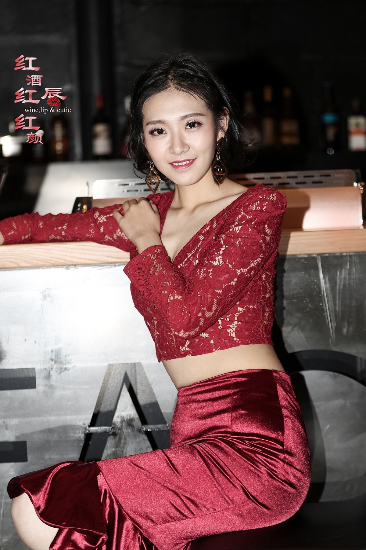 红酒红唇红颜