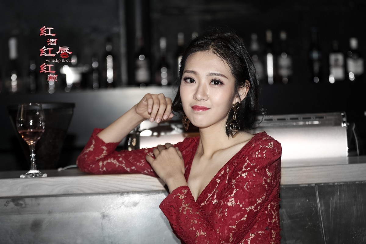 红酒红唇红颜