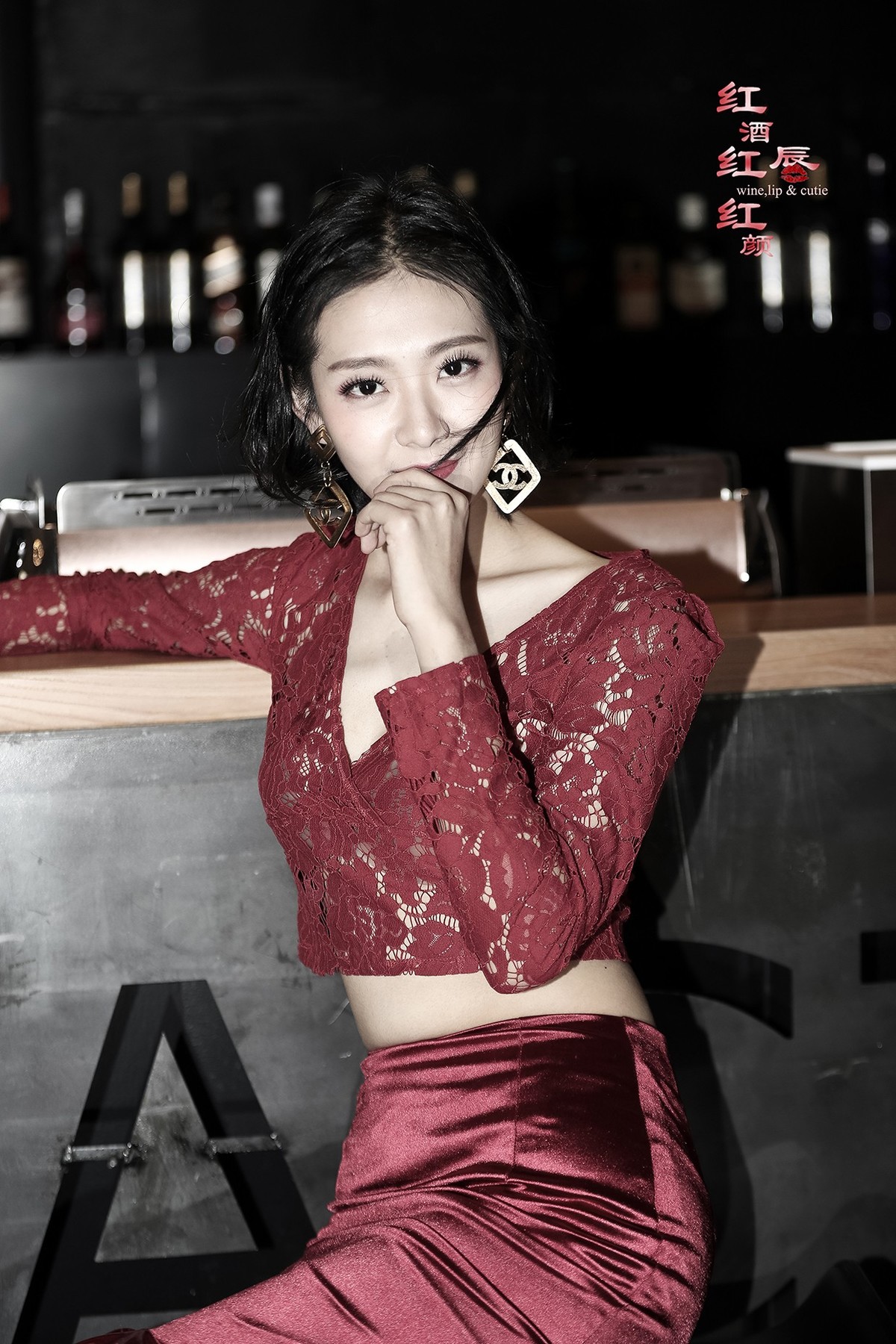 红酒红唇红颜