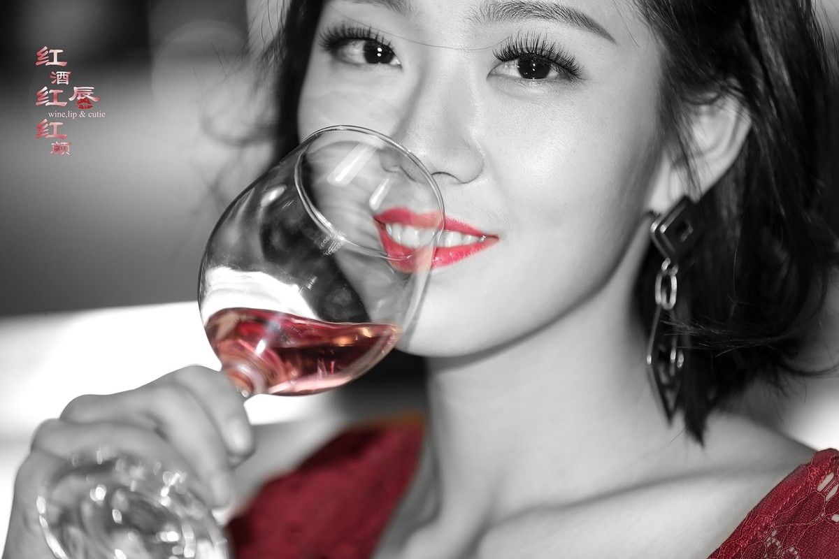 红酒红唇红颜