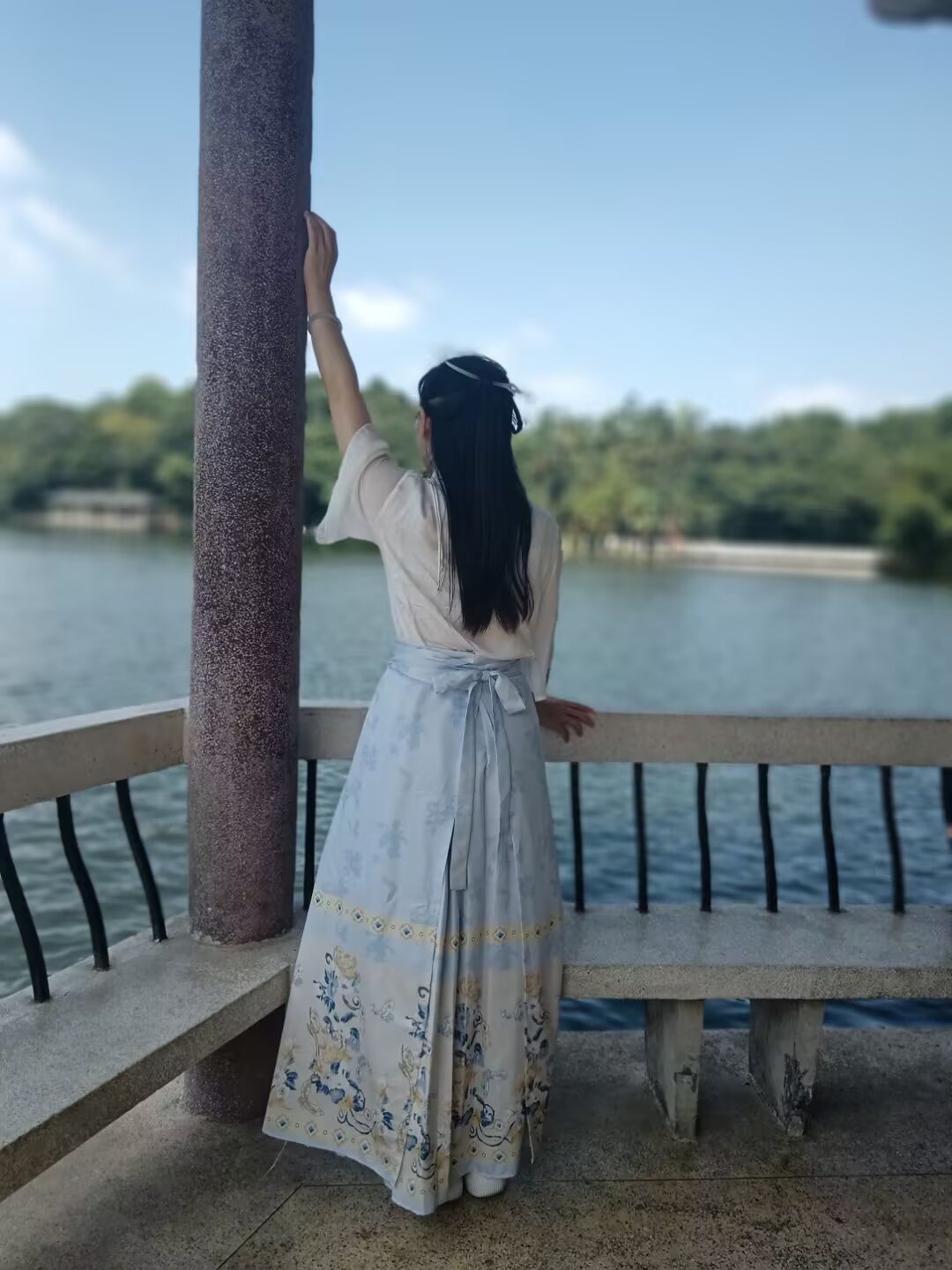 《转》有一坛酒叫做醉生梦死，喝了可以忘记过去。