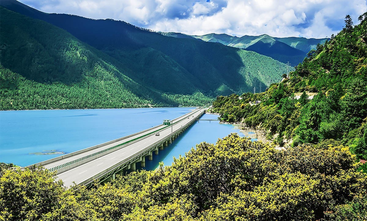 318线上随拍   贴在湖面上的（林拉）高速 （ 鲁郎—工布江达）