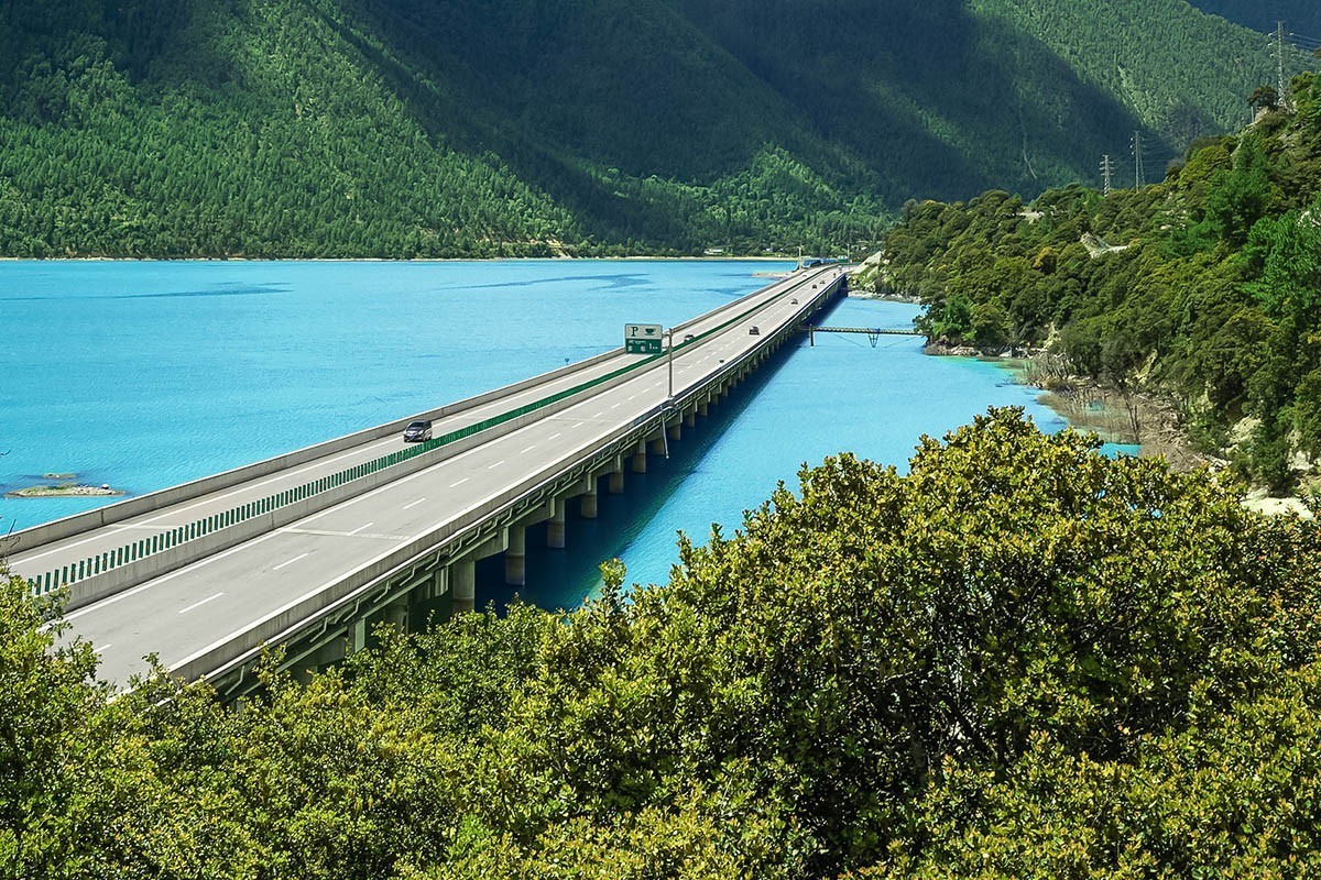 318线上随拍   贴在湖面上的（林拉）高速 （ 鲁郎—工布江达）