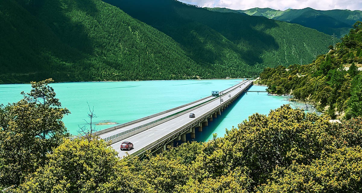 318线上随拍   贴在湖面上的（林拉）高速 （ 鲁郎—工布江达）