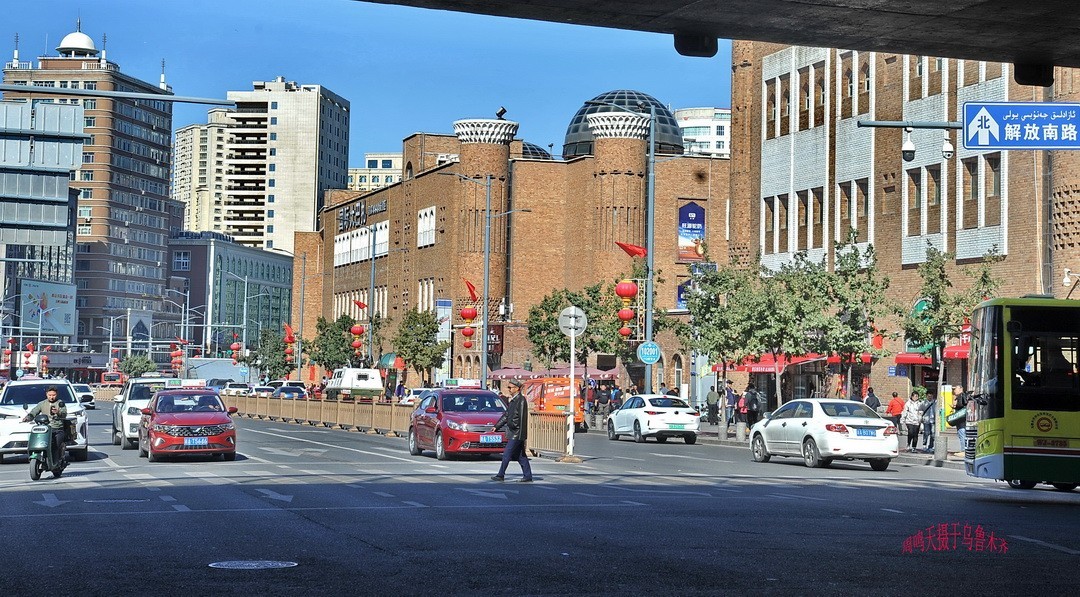 乌鲁木齐街景 小美女      周鸣天